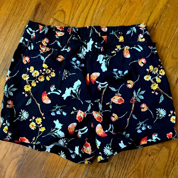 NWOT womens The North Face shorts - Picture 1 of 3
